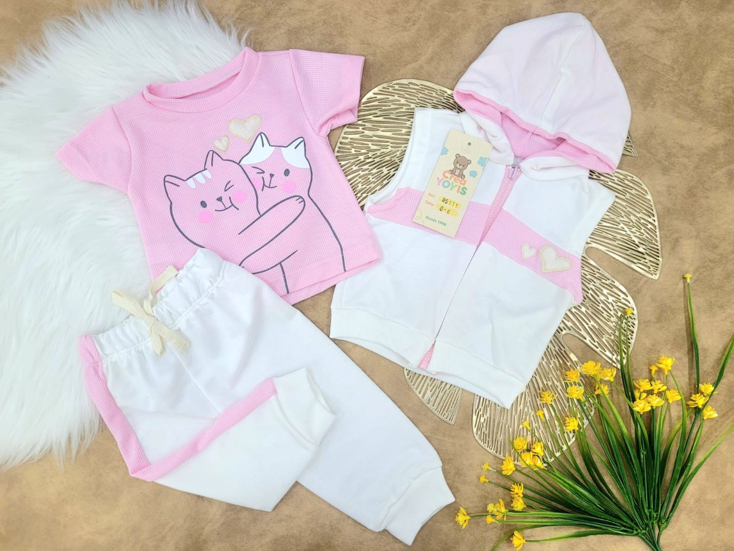 Conjunto bebé niña deportivo con chaleco gatitas (3 piezas)