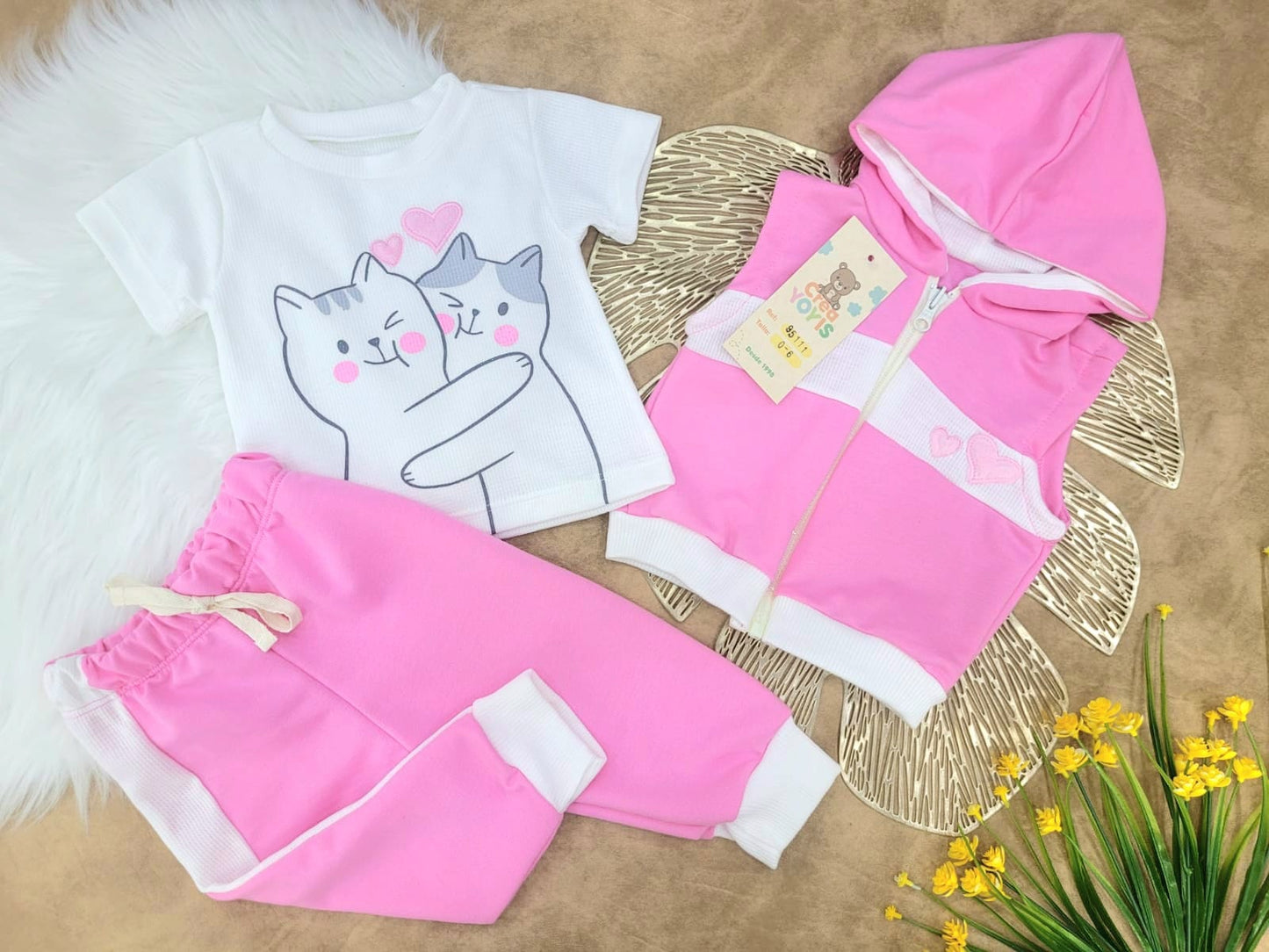 Conjunto bebé niña deportivo con chaleco gatitas (3 piezas)