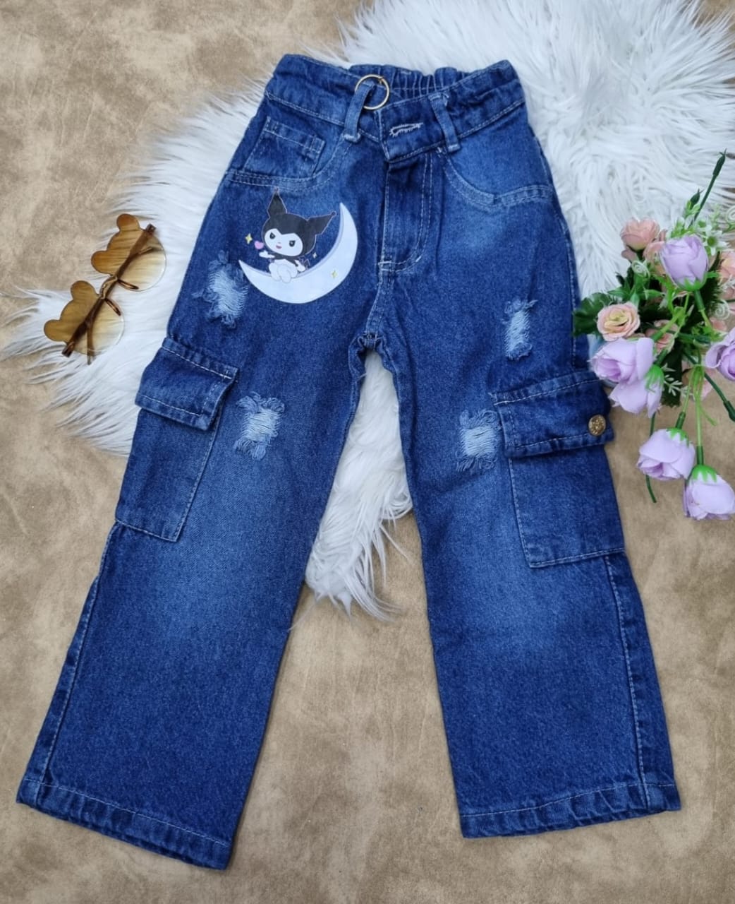 Jean cargo para niña con estampado de Kuromi