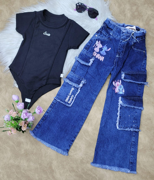 Conjunto para niña con body negro y jean cargo de stitch