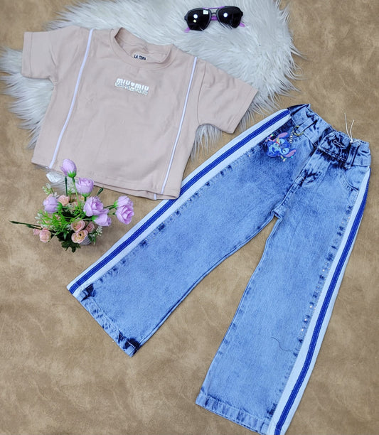 Conjunto para niña con camiseta beige y jean con líneas laterales