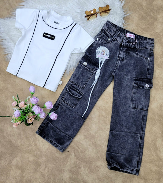 Conjunto para niña con camiseta blanca y jean cargo gris